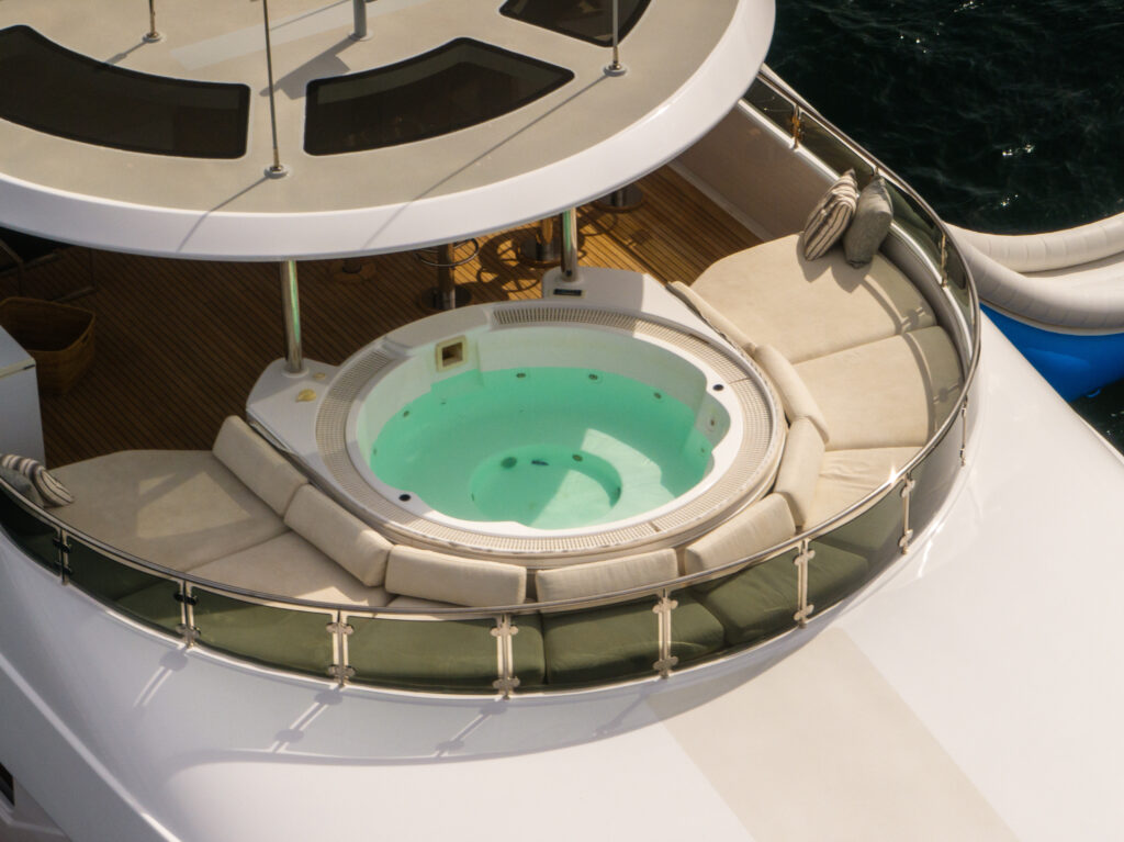 What to Expect When Renting a Luxury Yacht Charter